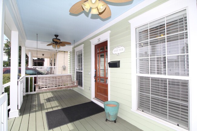 Photo - Charming Downtown 2BR/1BA Cottage – Hardwood Floors, Granite Kitchen, Front Porch, Fenced Backyar...