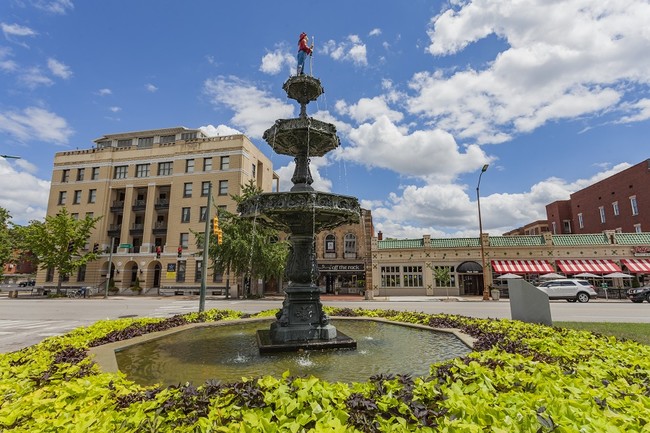 Fountain Plaza - Hogshead Apartments - Fountain Plaza - Hogshead Apartments