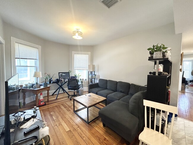 Building Photo - 267 E Cottage St Unit 2 Rental