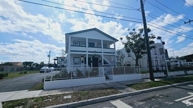 Building Photo - 914 10th St Rental