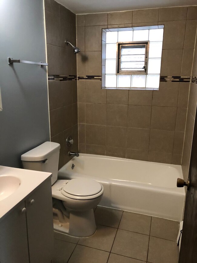 Building Photo - 312 Yates Ave Unit 1