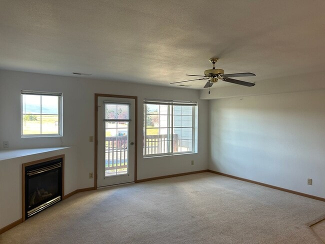 Photo - Great location, nice condo FRESH PAINT NOW AND NEW WINDOWS ! Unit 43