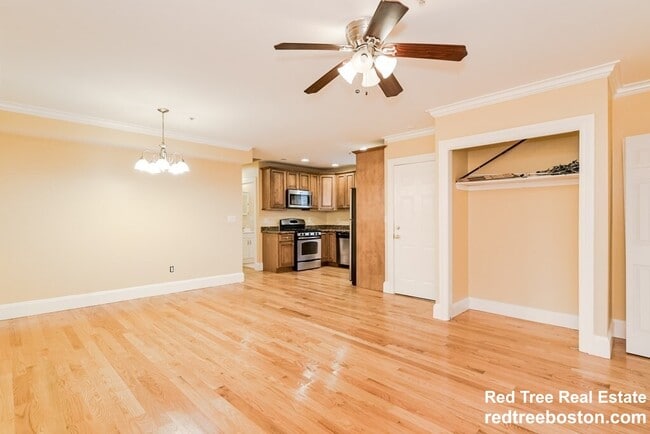 Building Photo - 164 Boylston St Unit 3 Rental