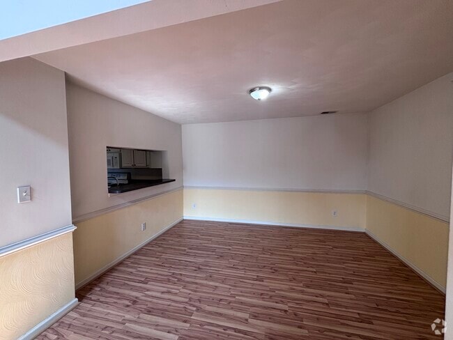 Building Photo - 900 Charnell Dr Unit 301 Rental