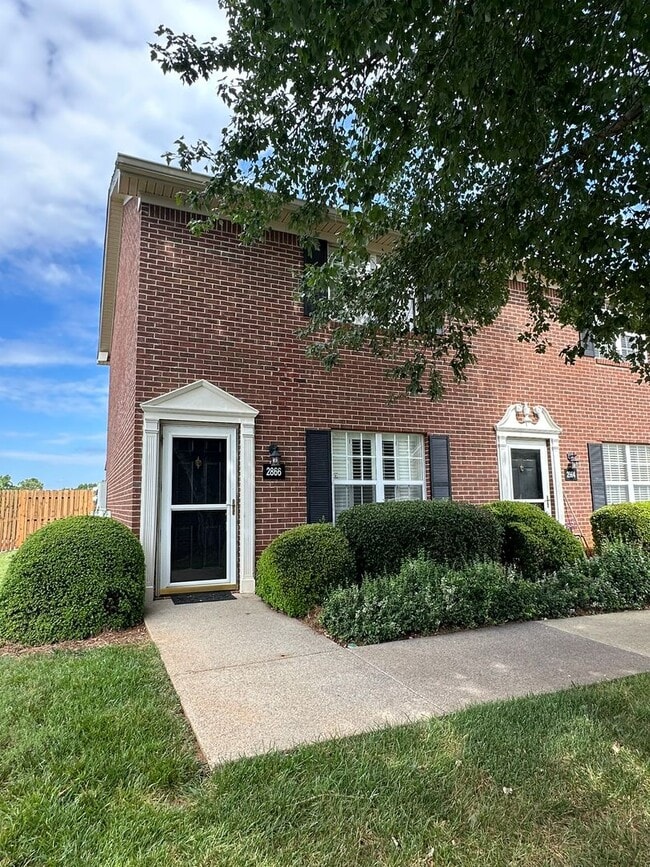2 bedroom/1.5 bath end unit townhome in gr... - 2 bedroom/1.5 bath end unit townhome in gr...