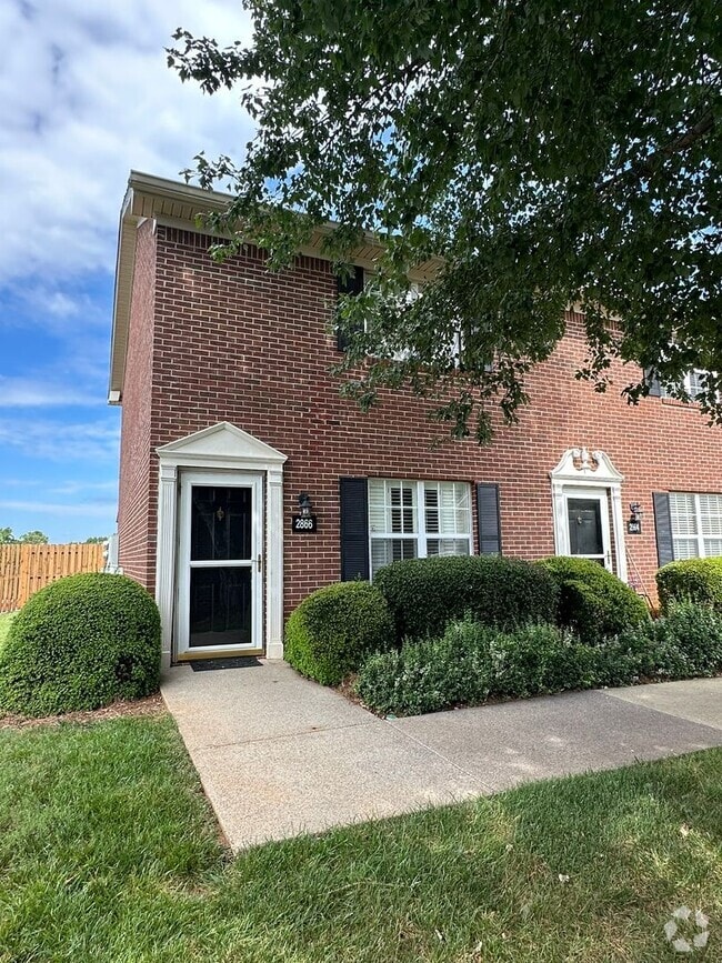 Building Photo - 2 bedroom/1.5 bath end unit townhome in gr...