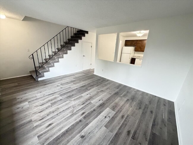 Photo - $2100 / 2br - 789 ft2 - Townhome/garage/fenced yard