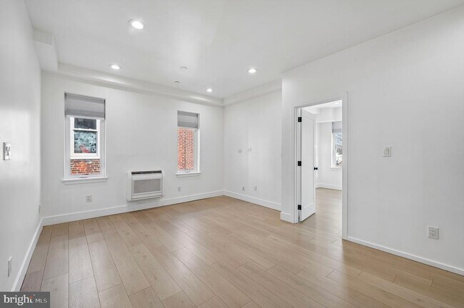 Photo - 633 N 64th St Unidad 2ND FLOOR