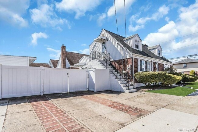 62 Ash St