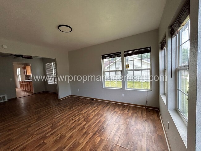 Building Photo - 2 Bed 1 Bath Home