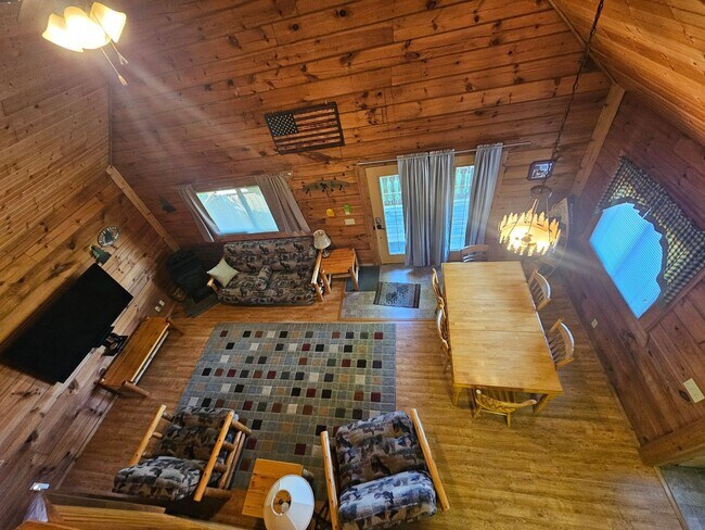Building Photo - 2 Bed / 2 Bath Fully Furnished Cabin House...