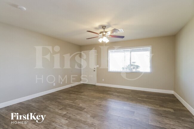 Photo - 1001 E Seldon Ln