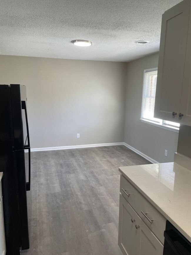 Photo - 1008 Claremont Ave NE