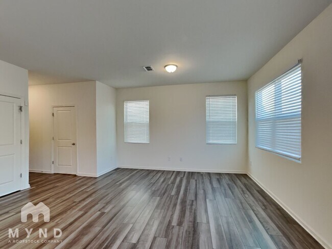 Photo - 133 Swindon Dr