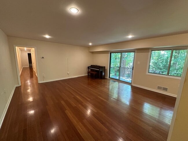 Building Photo - 10637 Weymouth St Rental