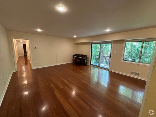 Building Photo - 10637 Weymouth St Rental
