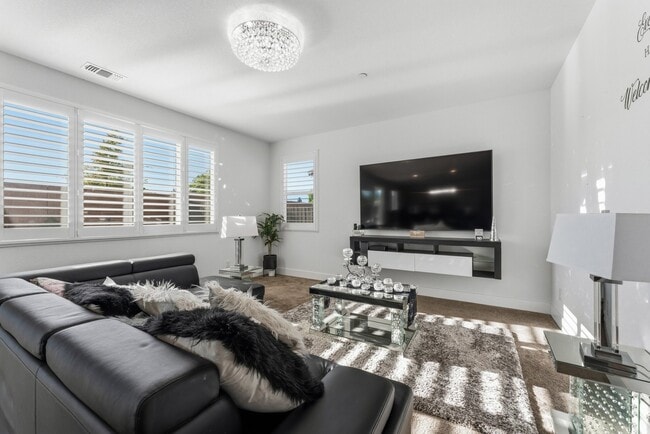 Photo - 936 Bergenia St