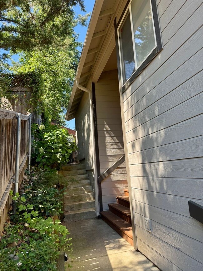 Photo - Spacious 3 bedroom, 3 bath bi-level home nestled in the scenic Sierra Nevada foothills