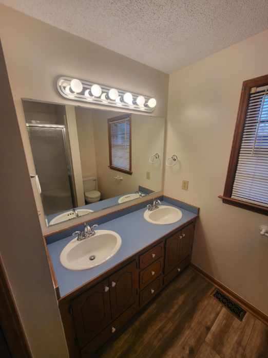 Photo - 2-192 2 Claude Rd