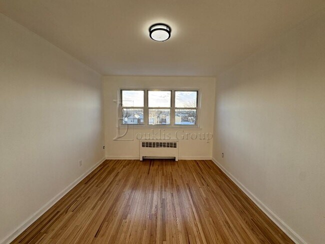 ** RENOVATED ** 4 BED ** 1 BATH ** PRIME LOCATION **