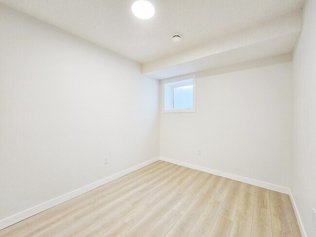 Photo - 1812 155 Ave NW Unit Lower