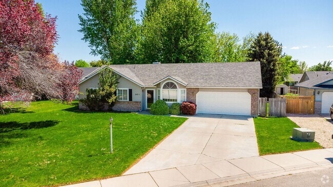 Building Photo - Newly Renovated 3 bed 2 bath home in the h...