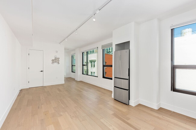 Photo - 719 Larkin St