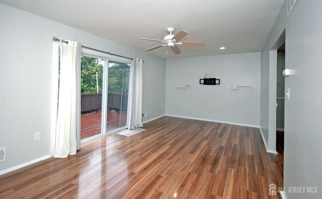 Photo - 4 White Oaks Dr