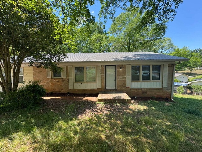 Building Photo - "Charming 3-Bed Oasis with 2 Full Baths on Brookview Drive – Your Perfect Talladega Retreat!"