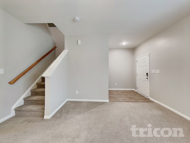 Photo - 2092 Roscommon Dr