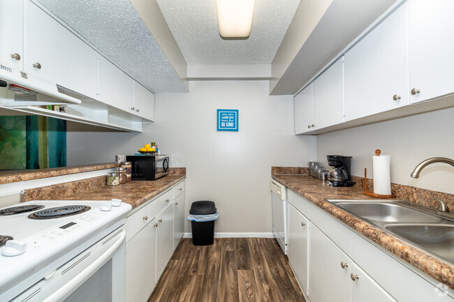 2BR, 1BA - 908SF - Kitchen - The Club at Cherry Hills Apartments