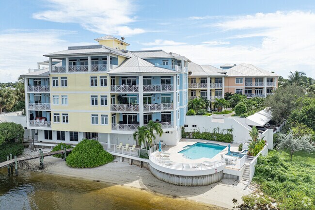 Alternar - The Moorings at Lantana