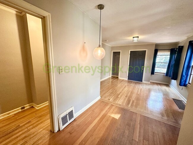 Photo - Cute 2-Bedroom Cottage by OHSU on the Hill...