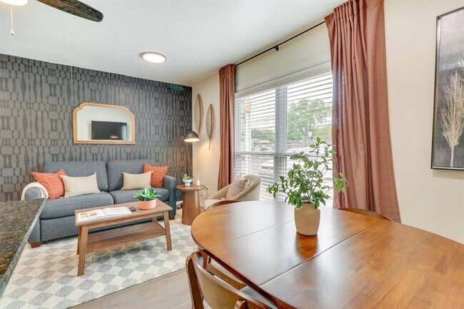 Building Photo - 2401 Manor Rd Unit 129