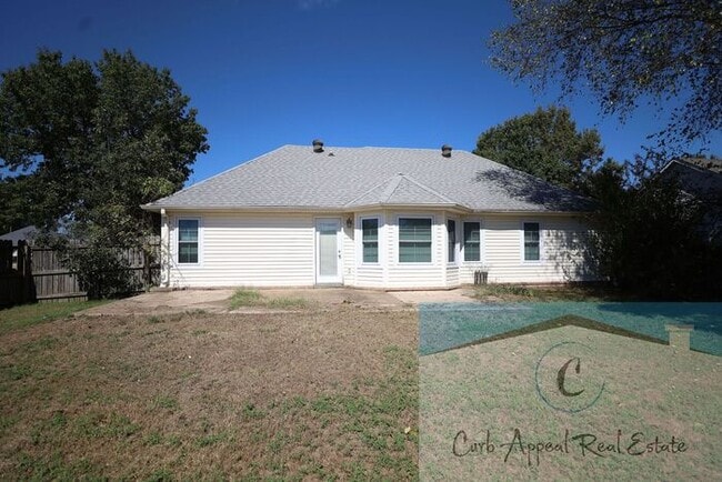Photo - Beautiful 3 bed/ 2 bath home - fireplace, ...