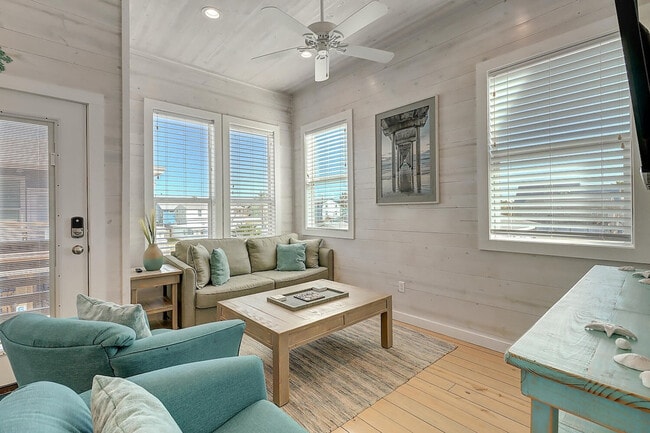 Building Photo - 1624 Eleventh St Unit ID1023226P