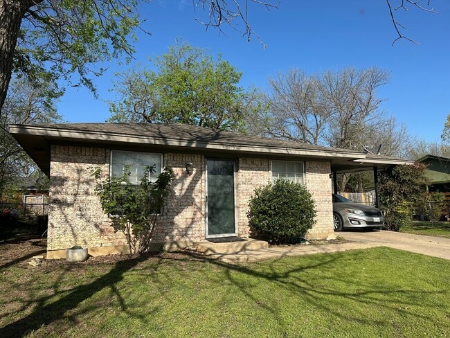 Building Photo - Charming 3BR Home with Large Yard & Easy I-35 Access Near Denton