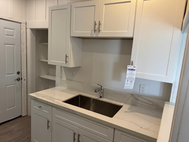 Photo - 1885 Titus St