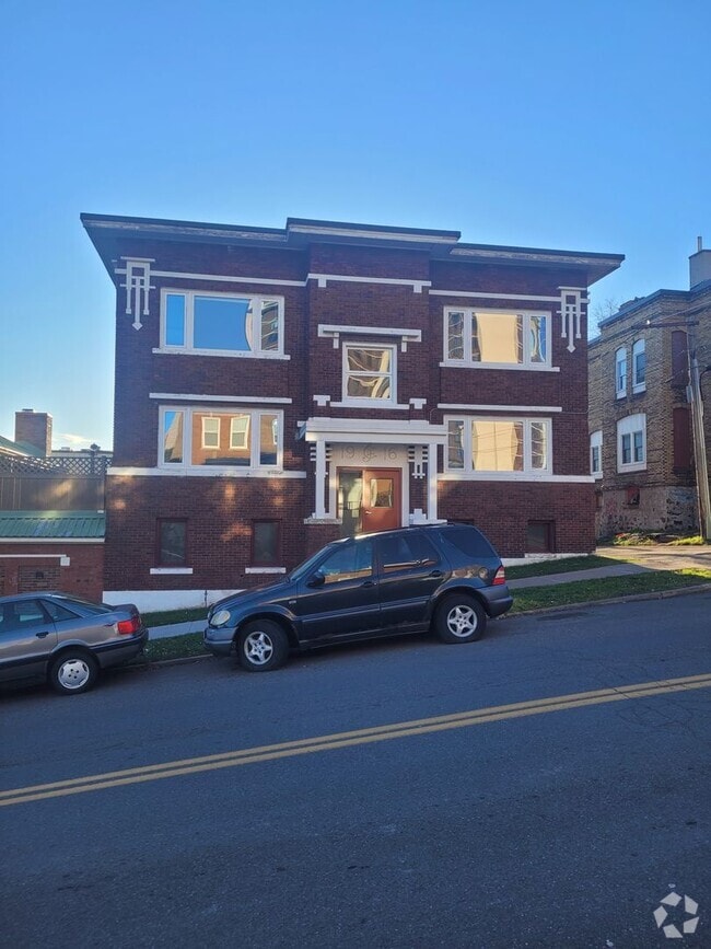 Building Photo - Available August 1st - 2 Bed 1 Bath, Bonus... Unit 215 N 2nd Ave E - Apt 2