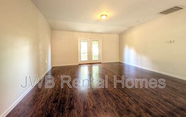 Photo - 925 Killarney Ave