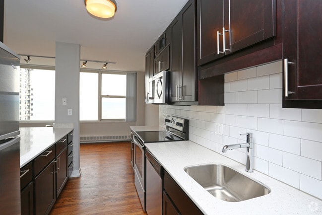 2BR, 1BA - Kitchen - Sheridan Tower - 5650 N Sheridan Rd