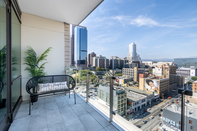 Exclusive DTLA Luxury Lease: Fully Furnished High-Rise with Iconic Views & Premier Amenities! - 400 S Broadway Condo Unit 1604