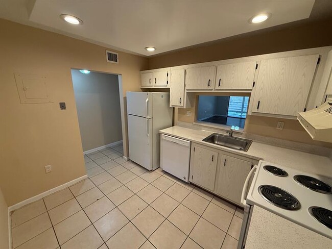 Photo - 1820 N Lauderdale Ave Unit 3204