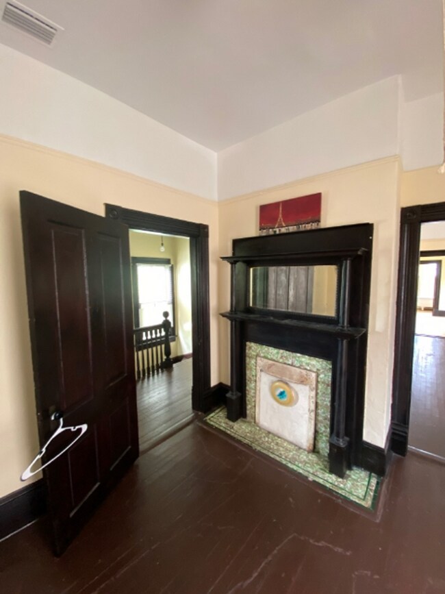 Photo - 2 Bed / 1 Bath Upstairs Unit Near Downtown...