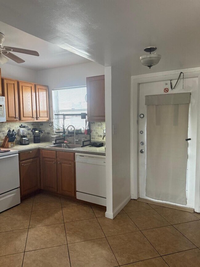 Photo - 8220 Sunrise Lakes Blvd Unidad 309