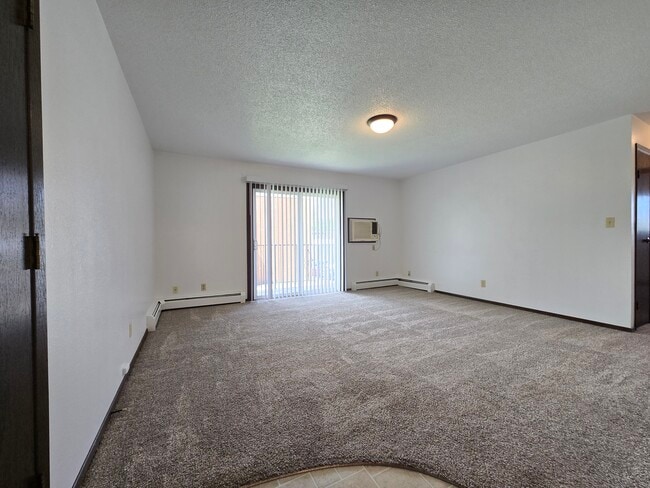 2 bed, 1 bath $929 - 1105 12th St