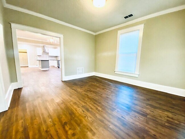 Photo - 1029 Bruce St