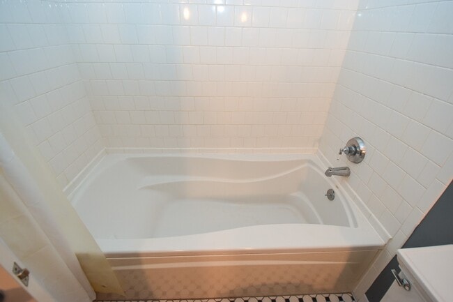 Building Photo - 915 Franklin St Unit 2H