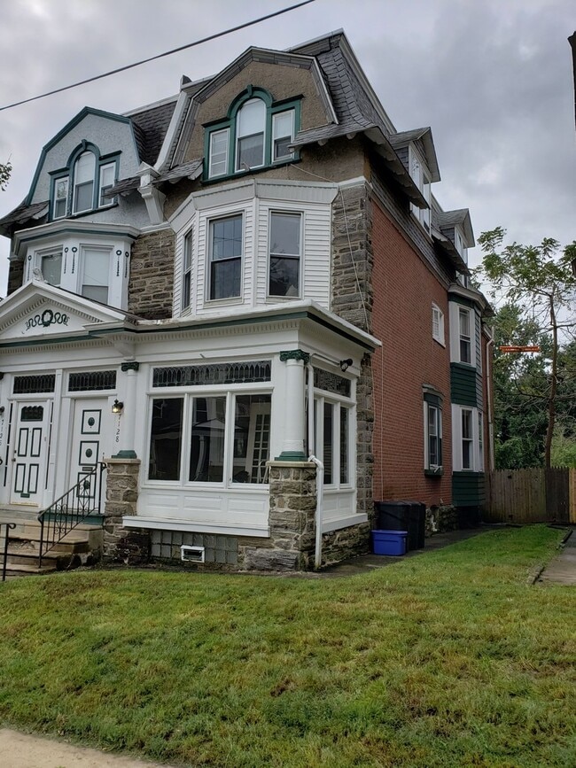 Building Photo - 7128 Boyer St Unit 01