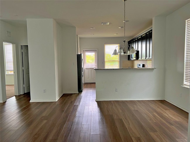 Photo - 444 English Oak St